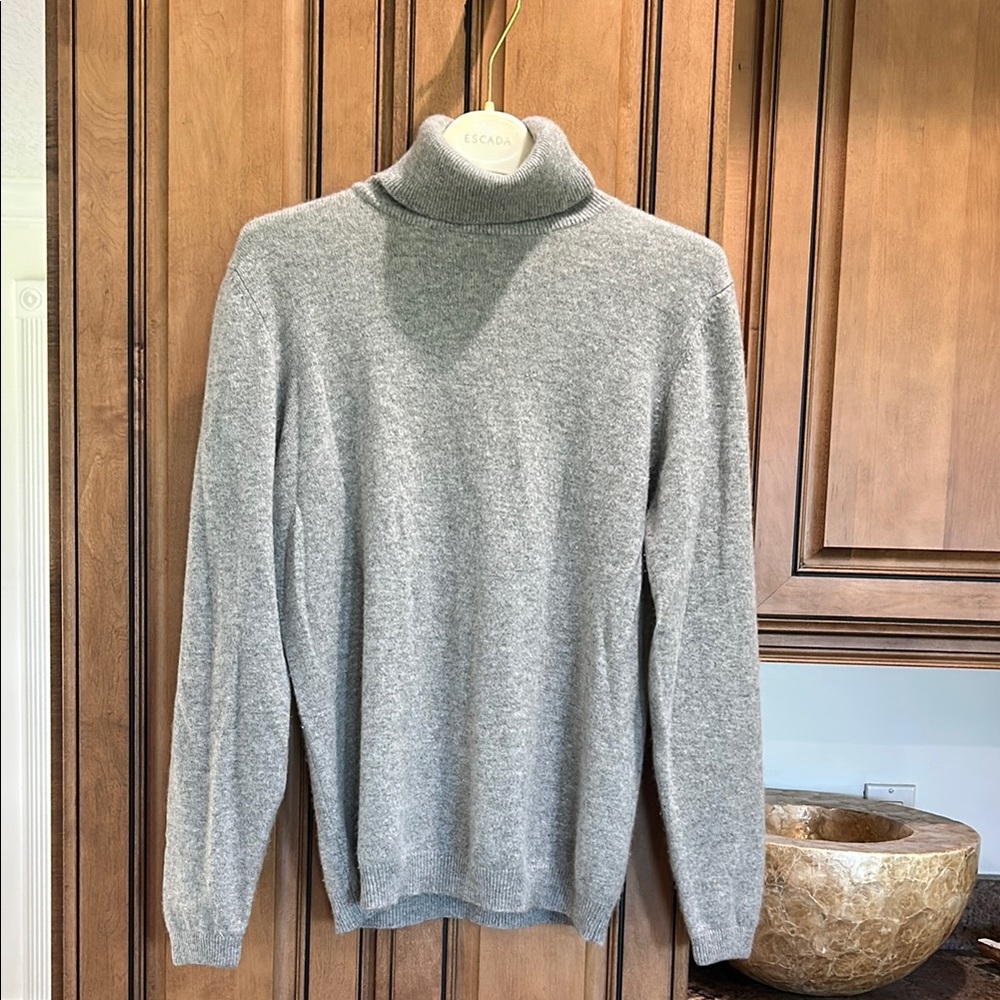 Studio 121 women’s gray cashmere sweater.  Will fit M/L